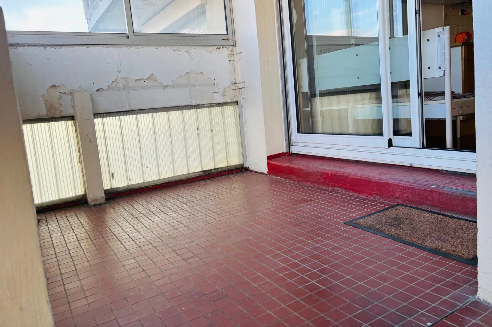 Appartement T4 80 m² à rénover à Grenoble avec balcon et terrasse 