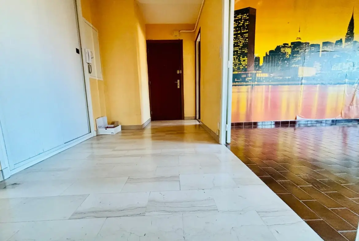 Appartement T4 80 m² à rénover à Grenoble avec balcon et terrasse 