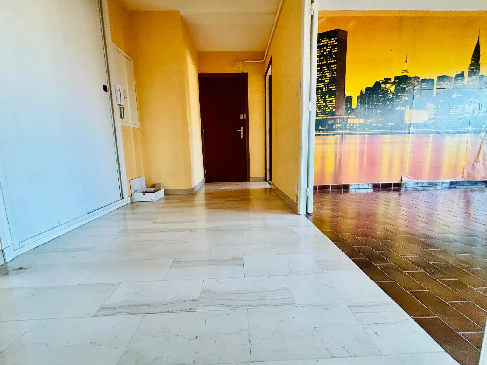 Appartement T4 80 m² à rénover à Grenoble avec balcon et terrasse 