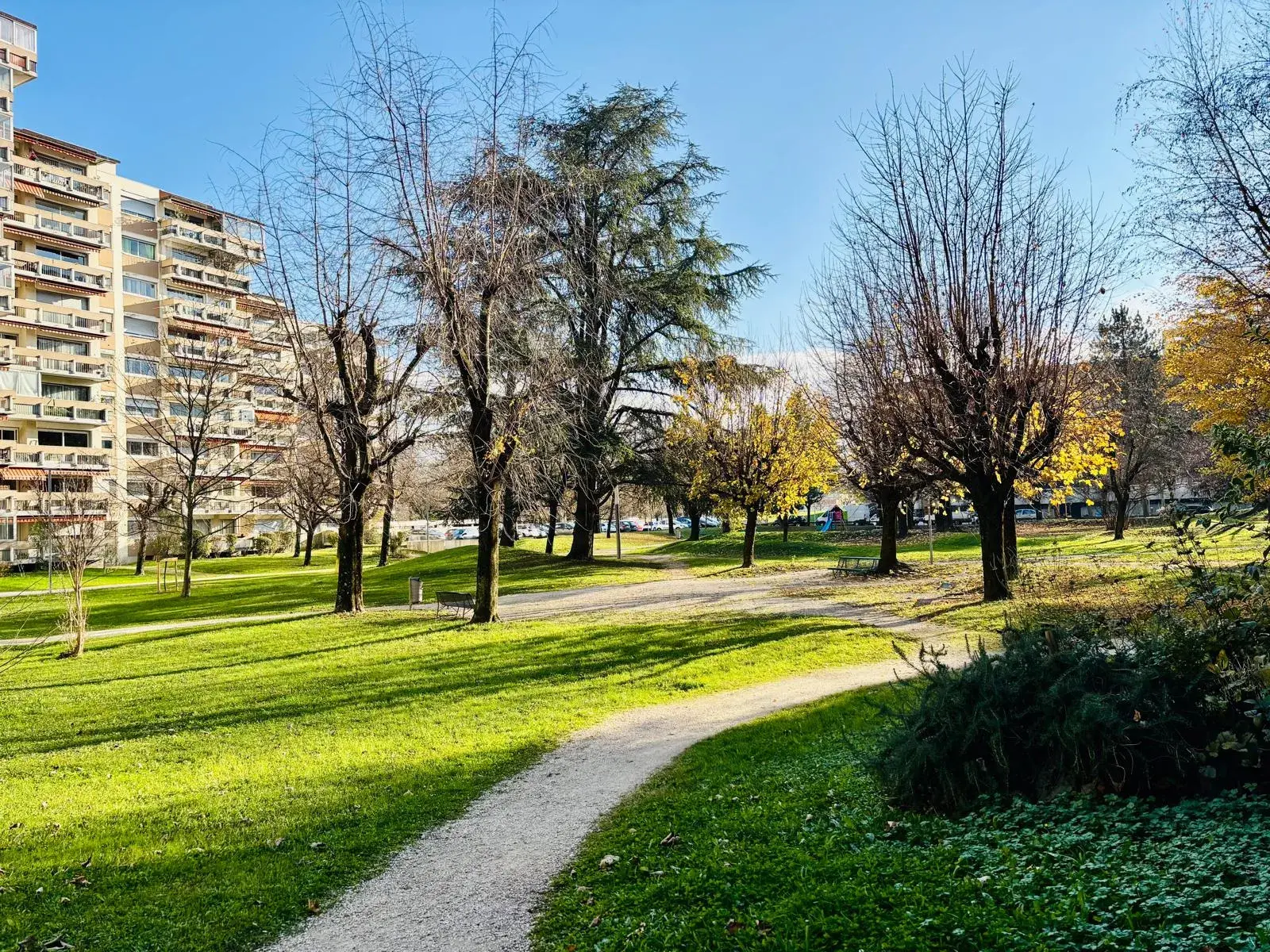 Appartement T4 80 m² à rénover à Grenoble avec balcon et terrasse 