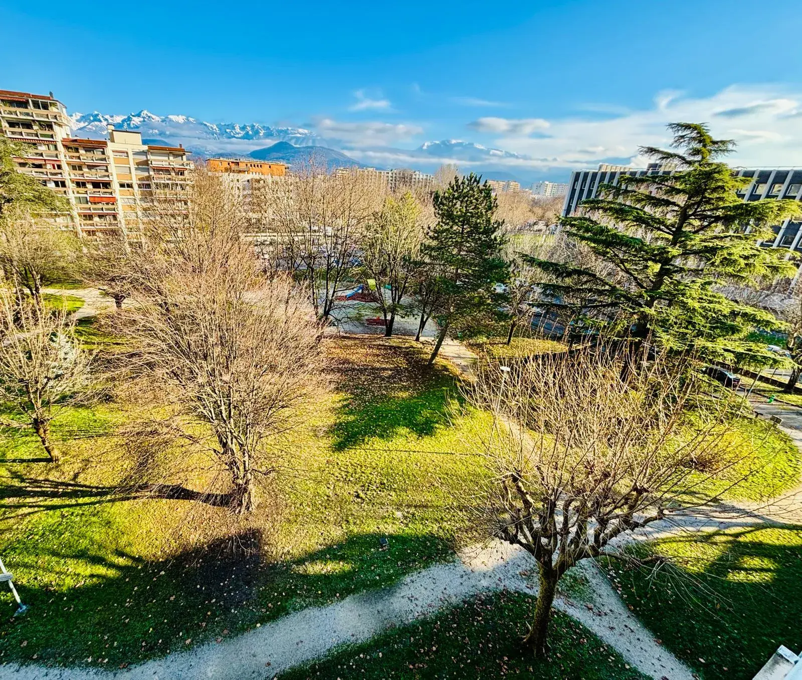 Appartement T4 80 m² à rénover à Grenoble avec balcon et terrasse 