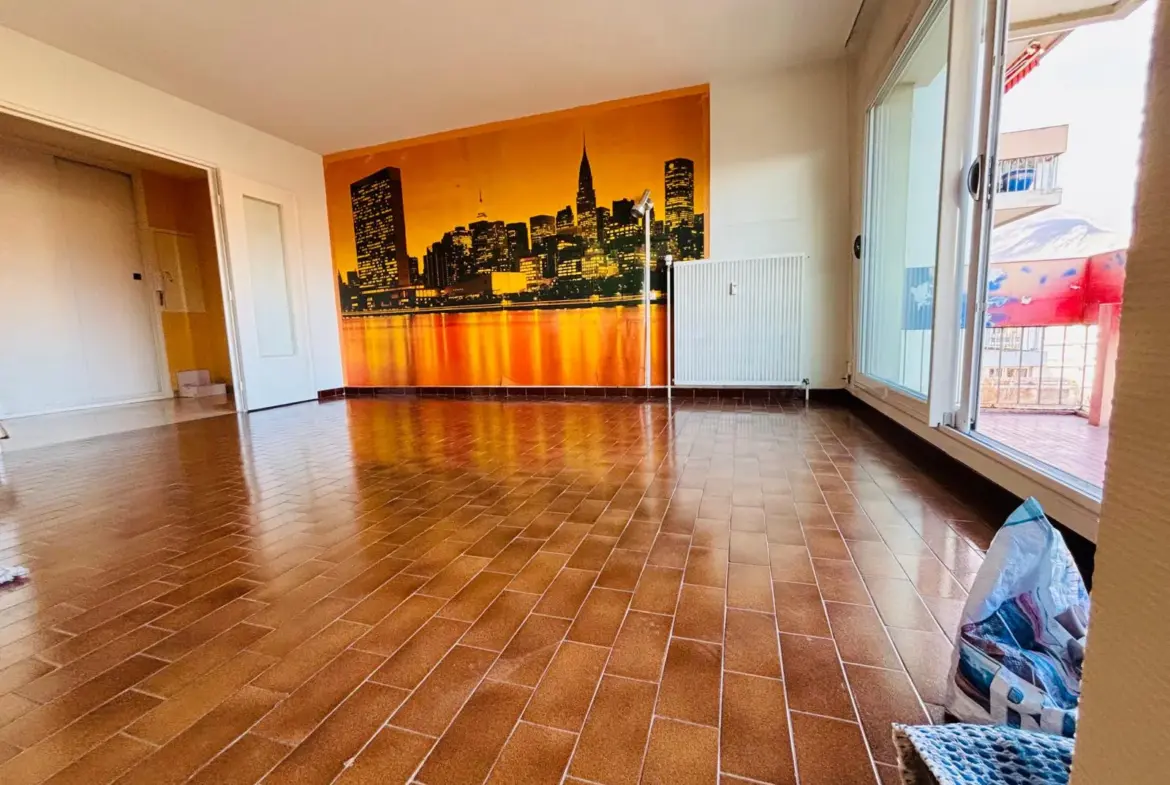 Appartement T4 80 m² à rénover à Grenoble avec balcon et terrasse 