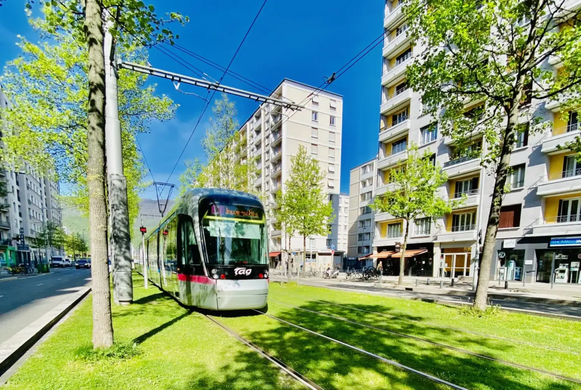 Appartement T4 80 m² à rénover à Grenoble avec balcon et terrasse 