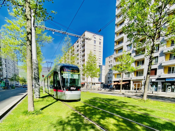 Appartement T4 80 m² à rénover à Grenoble avec balcon et terrasse