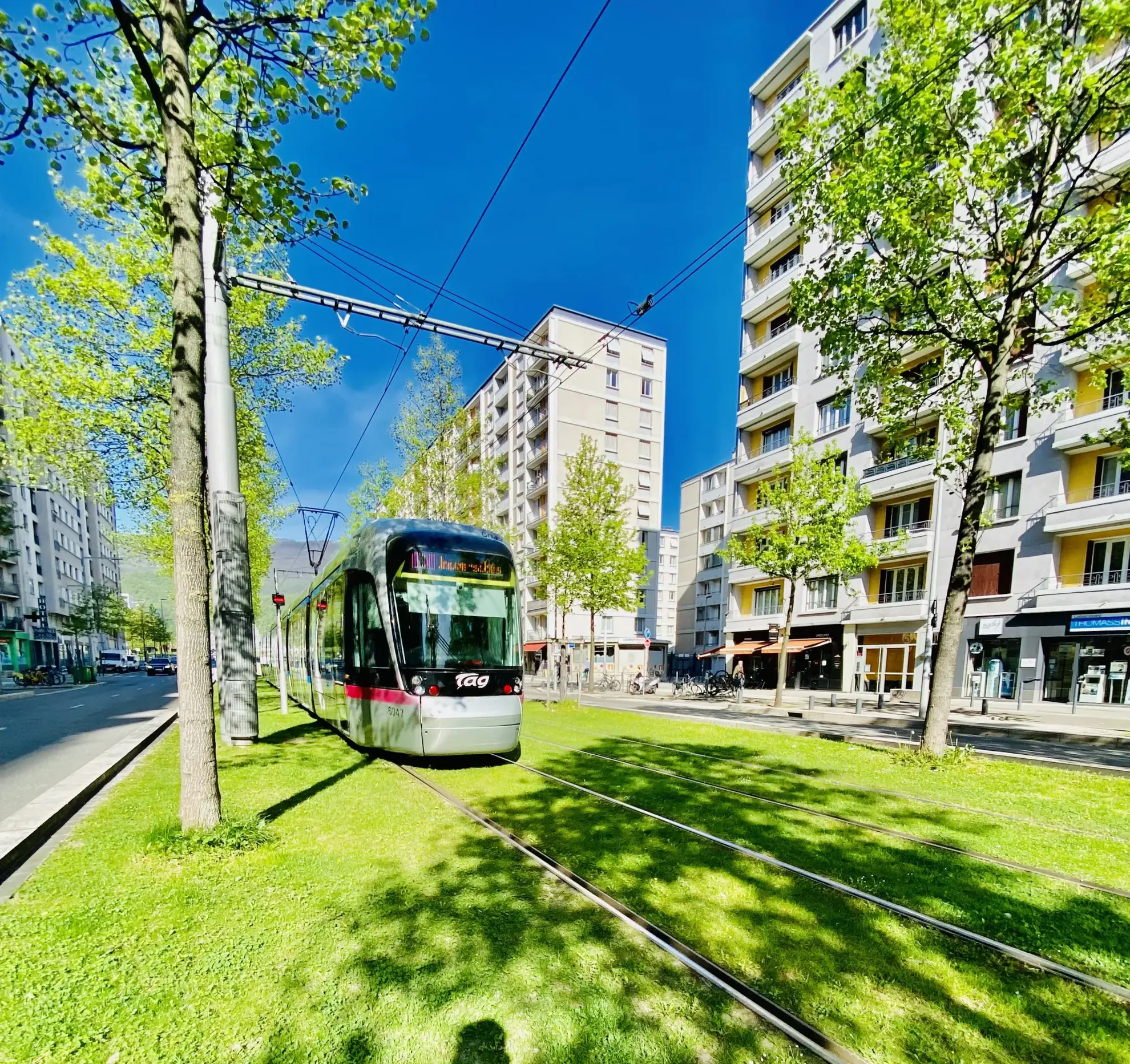 Appartement T4 80 m² à rénover à Grenoble avec balcon et terrasse 