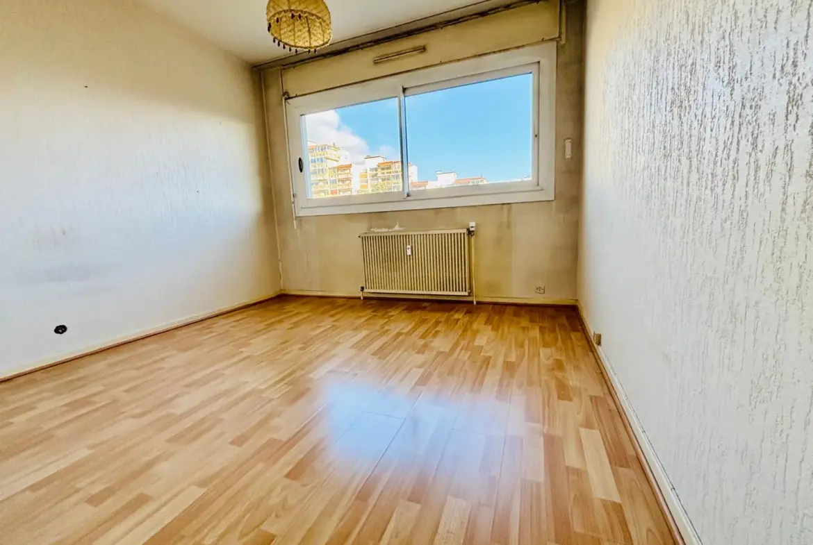 Appartement T4 80 m² à rénover à Grenoble avec balcon et terrasse 