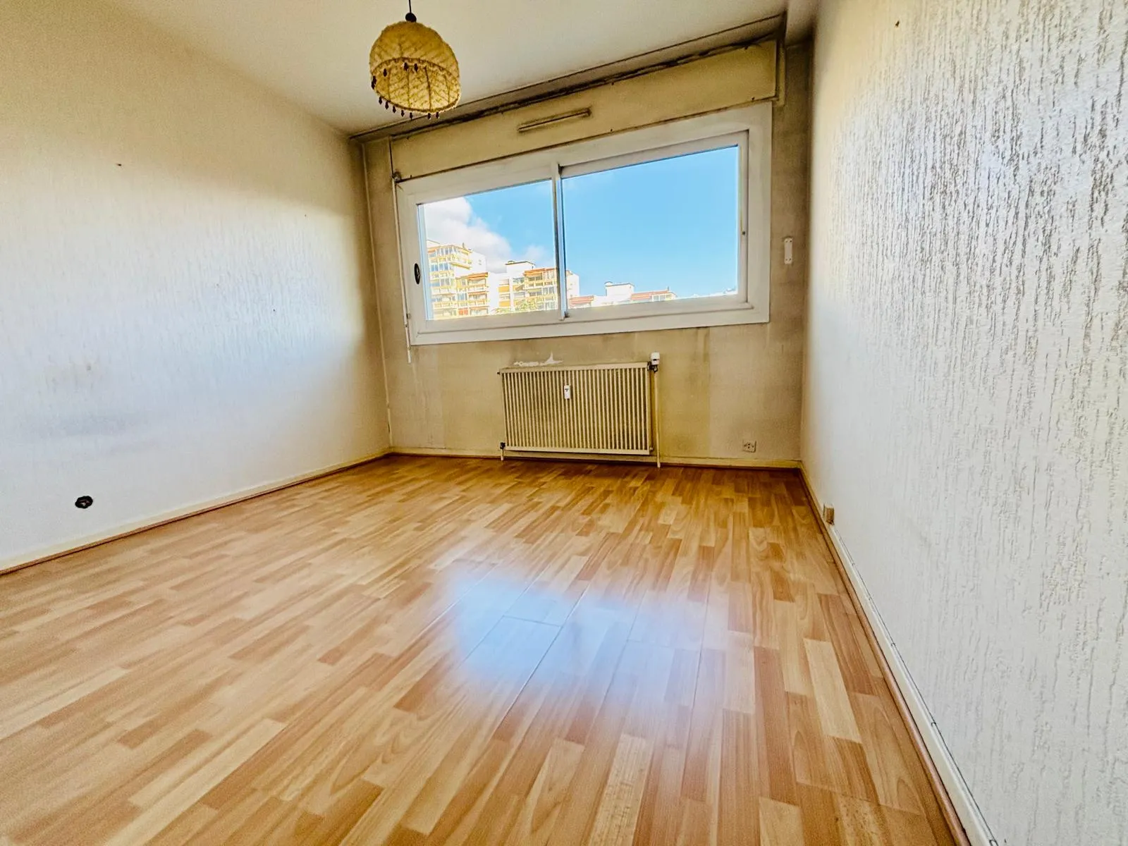 Appartement T4 80 m² à rénover à Grenoble avec balcon et terrasse 