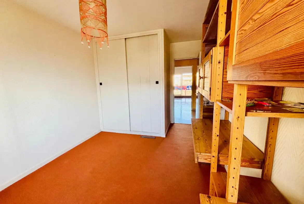 Appartement T4 80 m² à rénover à Grenoble avec balcon et terrasse 