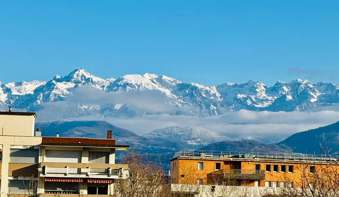 Appartement T4 80 m² à rénover à Grenoble avec balcon et terrasse 