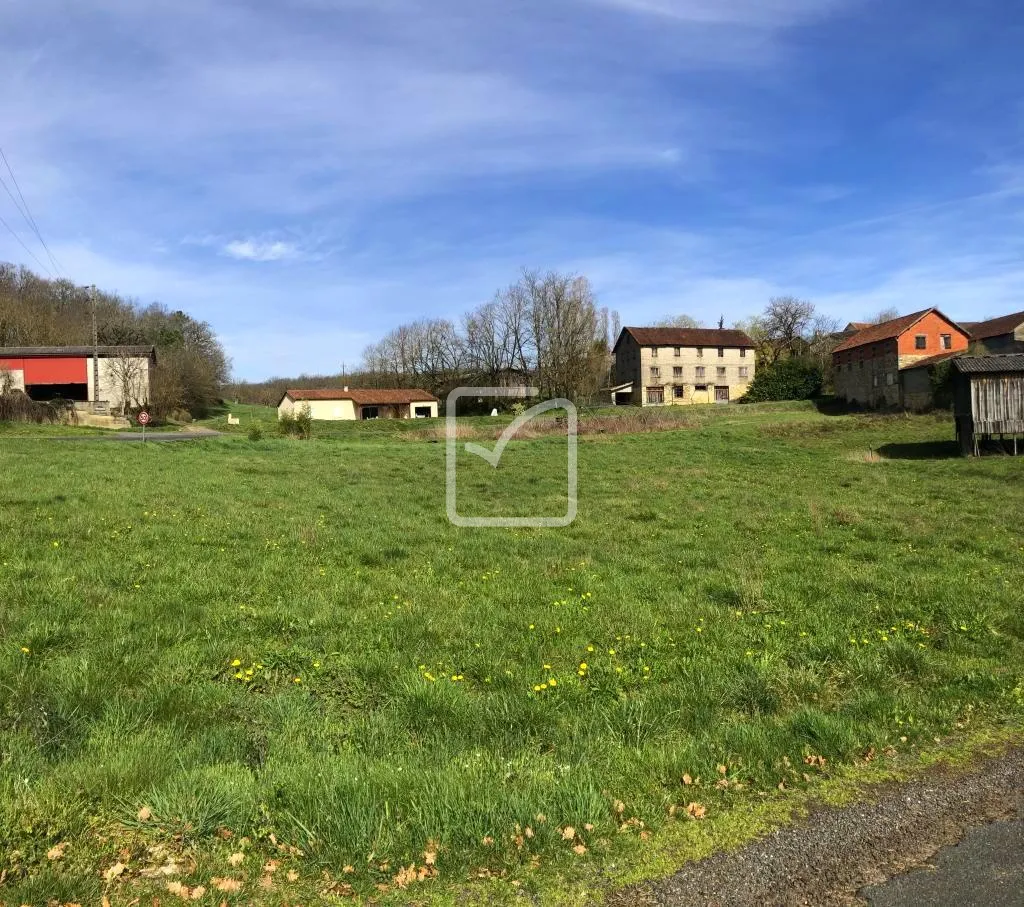 Terrain Constructible à Vendre à Saint-Aubin-de-Nabirat 