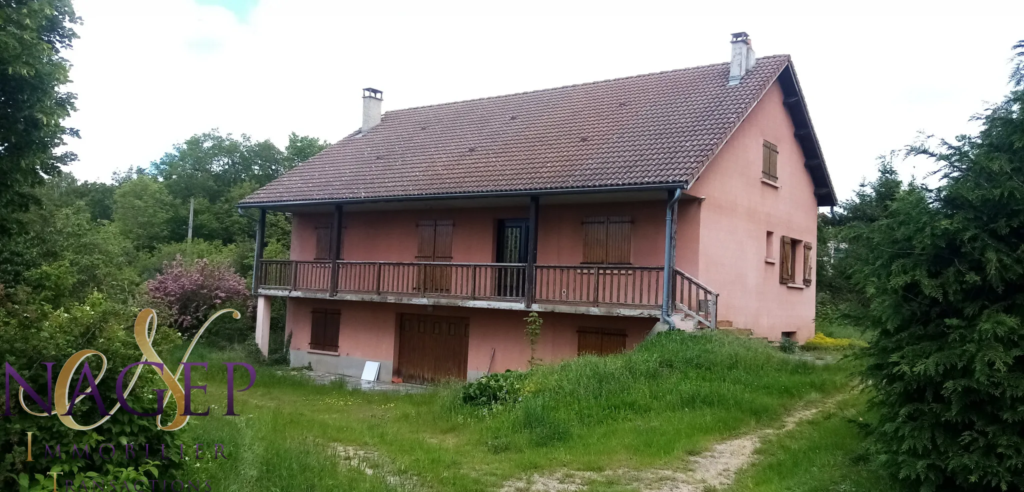 Maison spacieuse avec vue sur la chaîne des puys à Lachaux