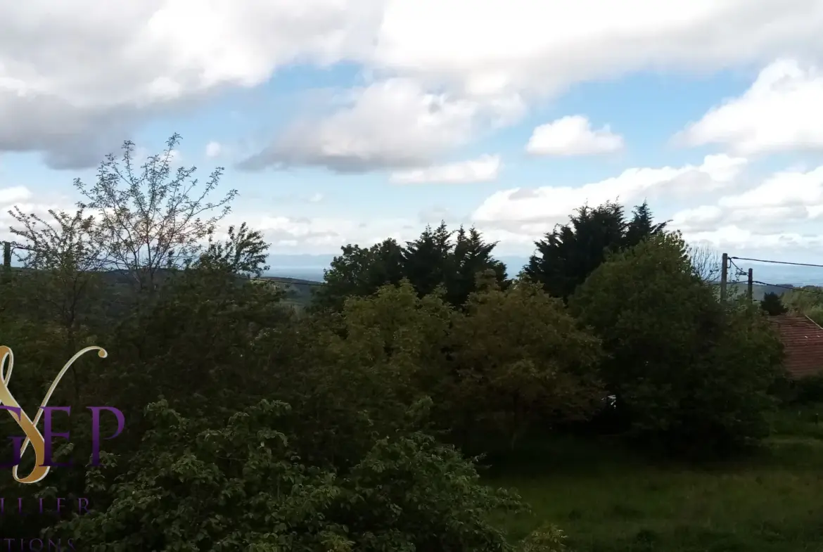 Maison spacieuse avec vue sur la chaîne des puys à Lachaux 