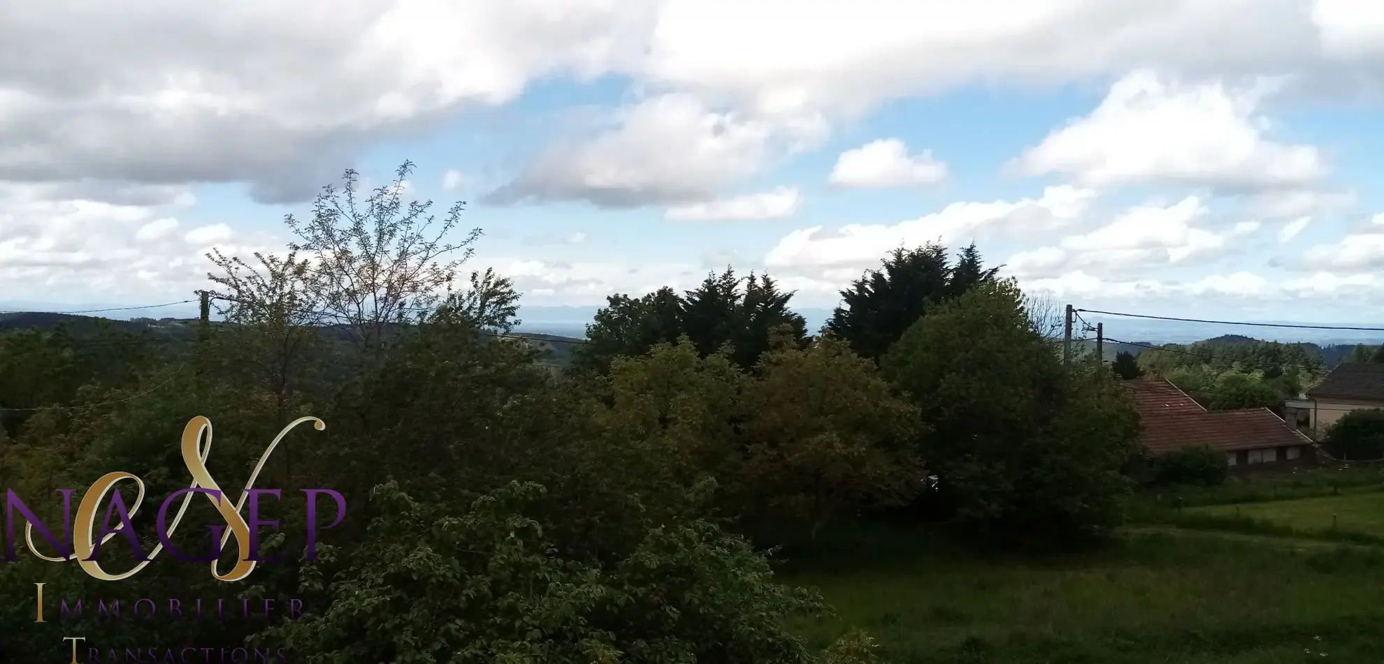 Maison spacieuse avec vue sur la chaîne des puys à Lachaux 