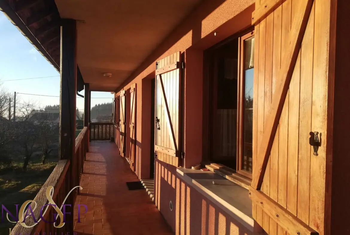 Maison spacieuse avec vue sur la chaîne des puys à Lachaux 