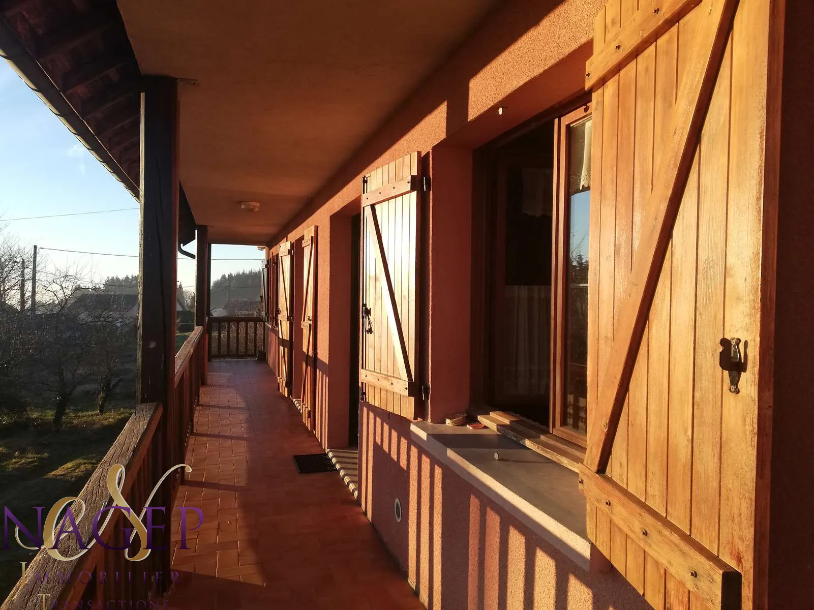 Maison spacieuse avec vue sur la chaîne des puys à Lachaux 