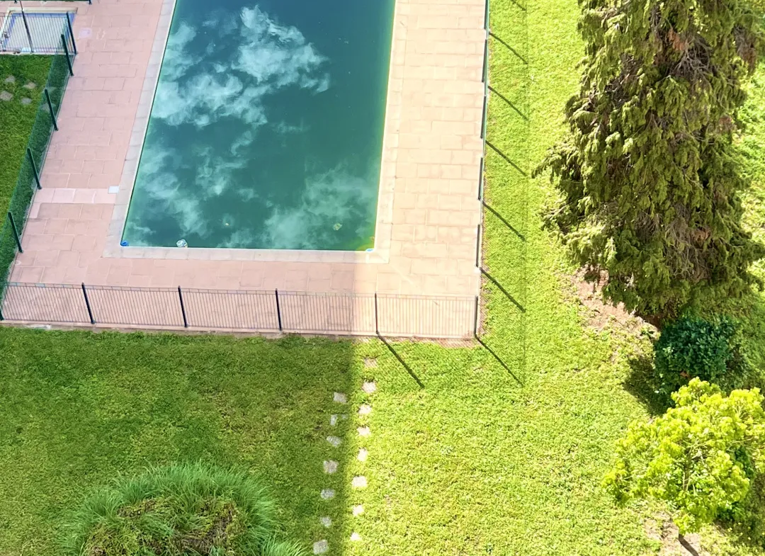 T3 Dernier Étage Rénové à Le Cannet avec Vue Mer et Piscine 