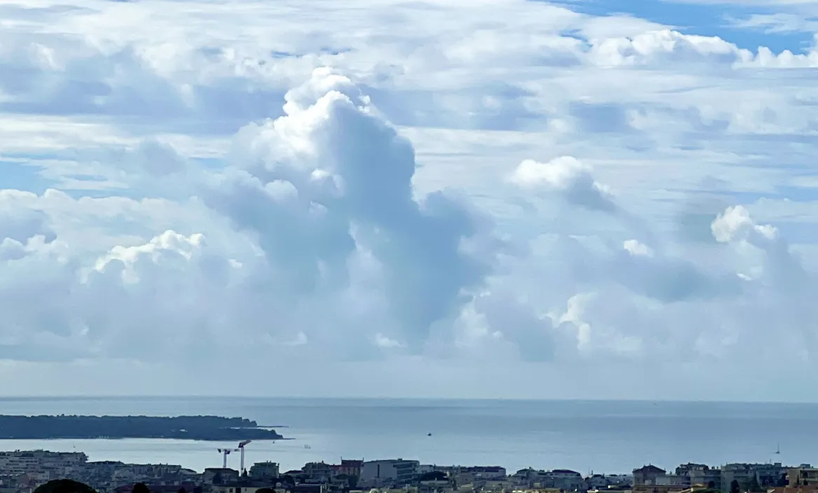 T3 Dernier Étage Rénové à Le Cannet avec Vue Mer et Piscine 