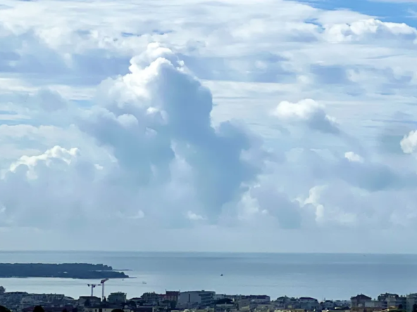 T3 Dernier Étage Rénové à Le Cannet avec Vue Mer et Piscine