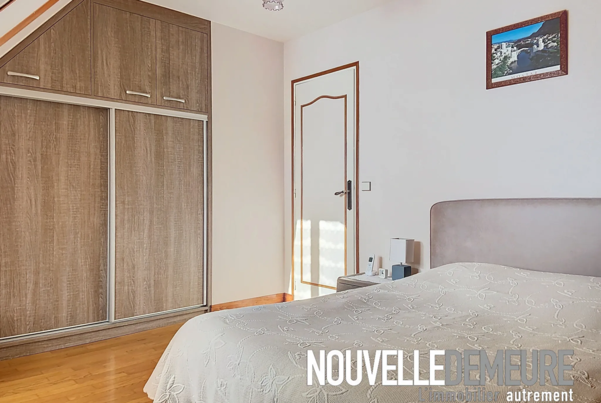 Maison en pierres de 93 m² à Chauvigné à vendre 