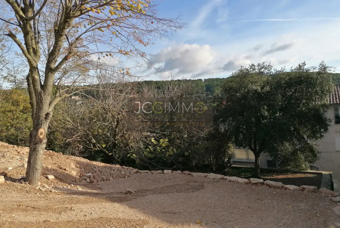 Terrain constructible à Carnoules de 896 m² 