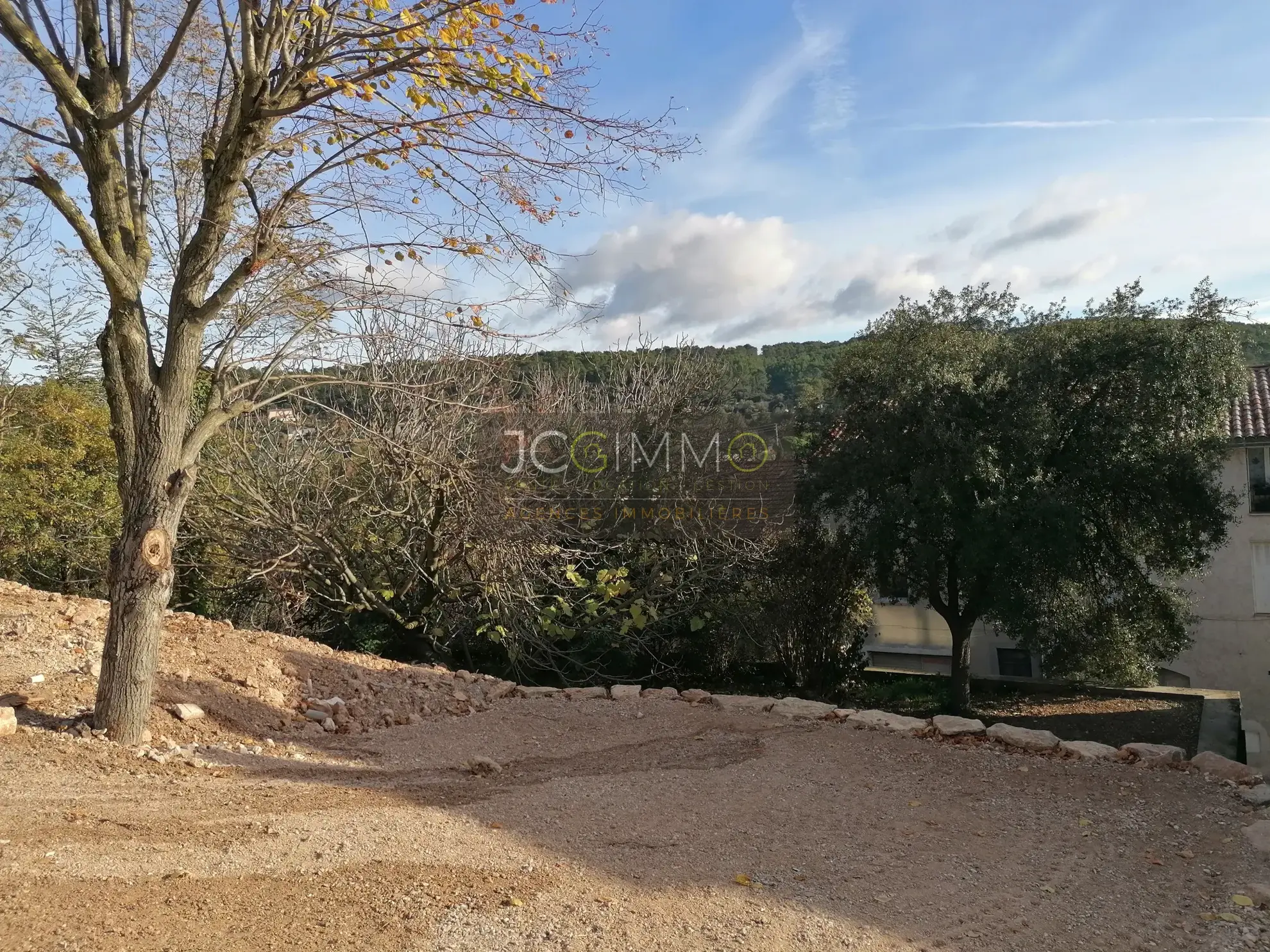 Terrain constructible à Carnoules de 896 m² 