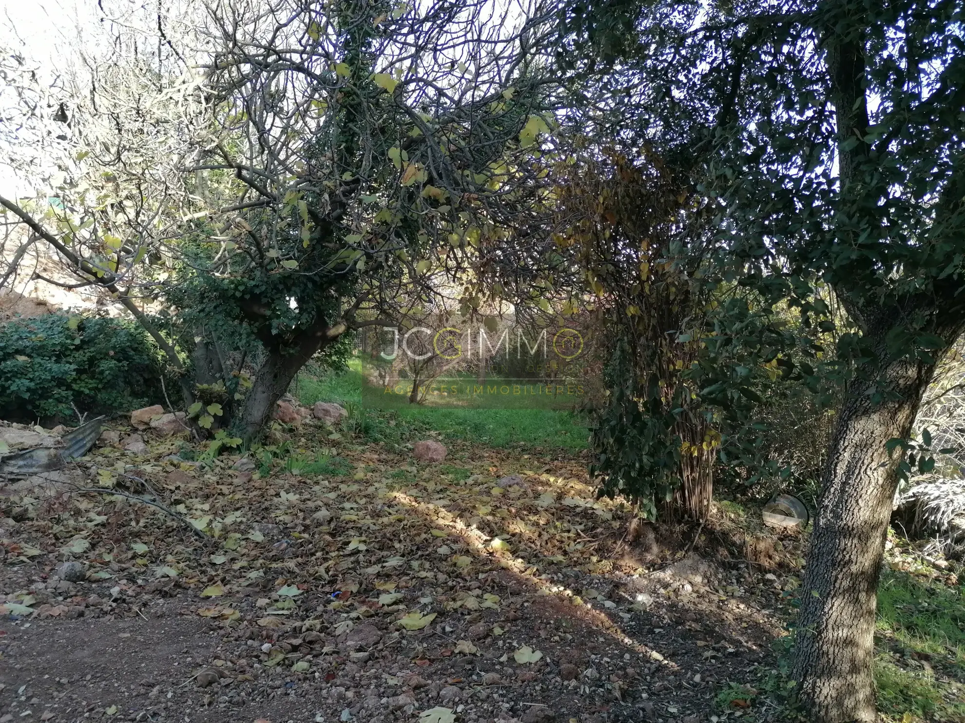 Terrain constructible à Carnoules de 896 m² 