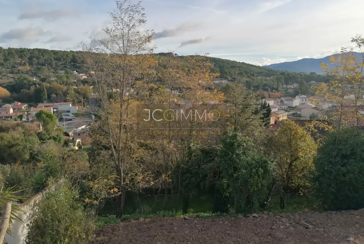 Terrain constructible à Carnoules de 896 m² 