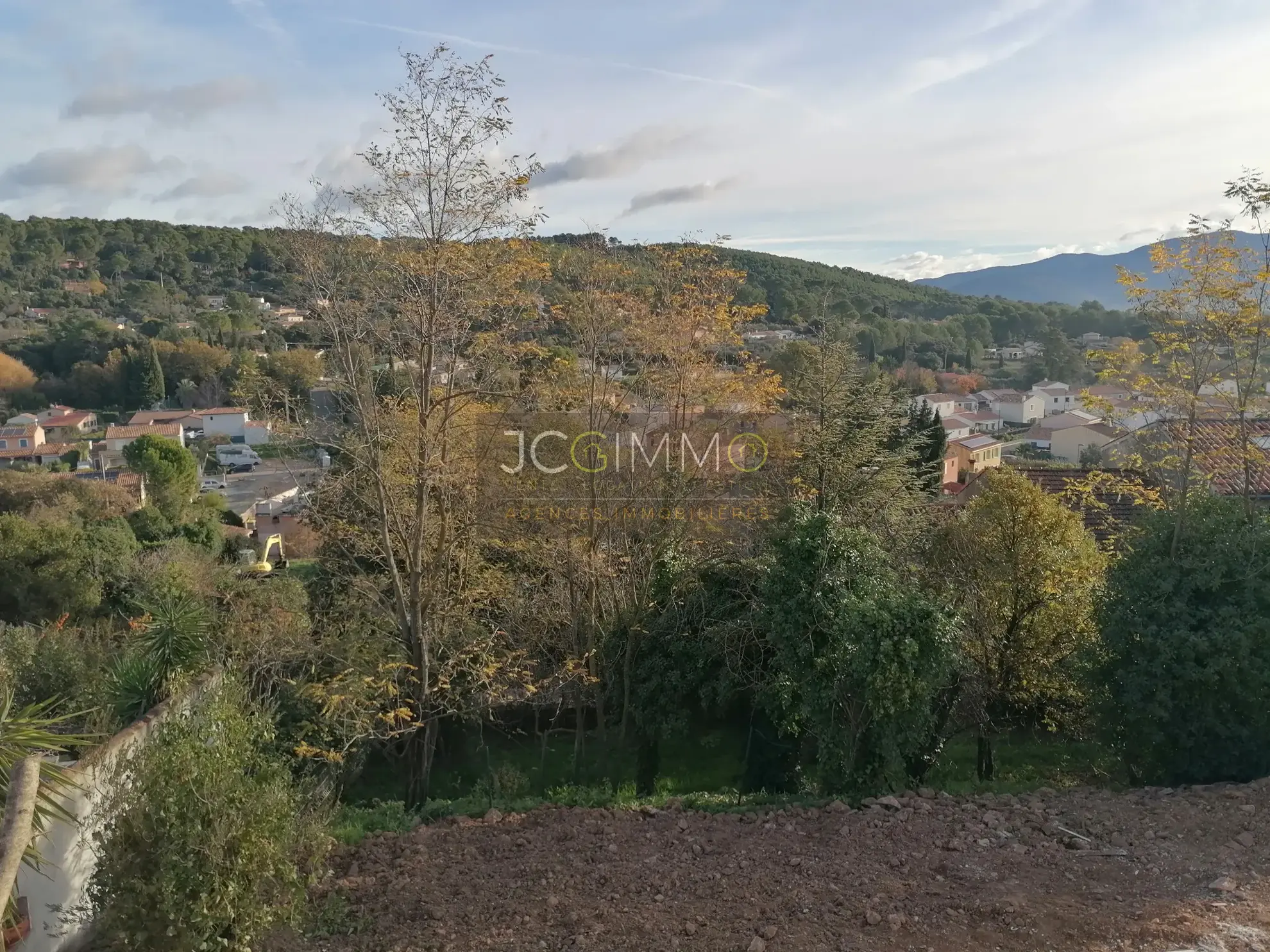 Terrain constructible à Carnoules de 896 m² 