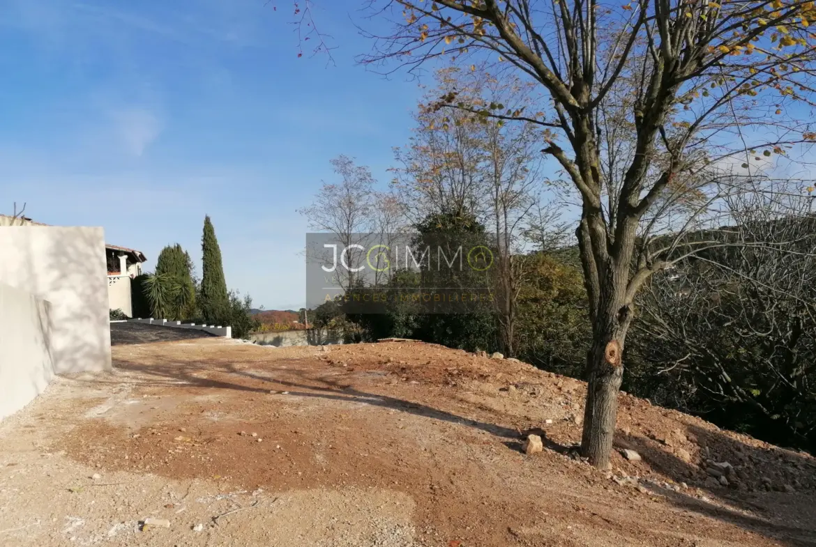 Terrain constructible à Carnoules de 896 m² 