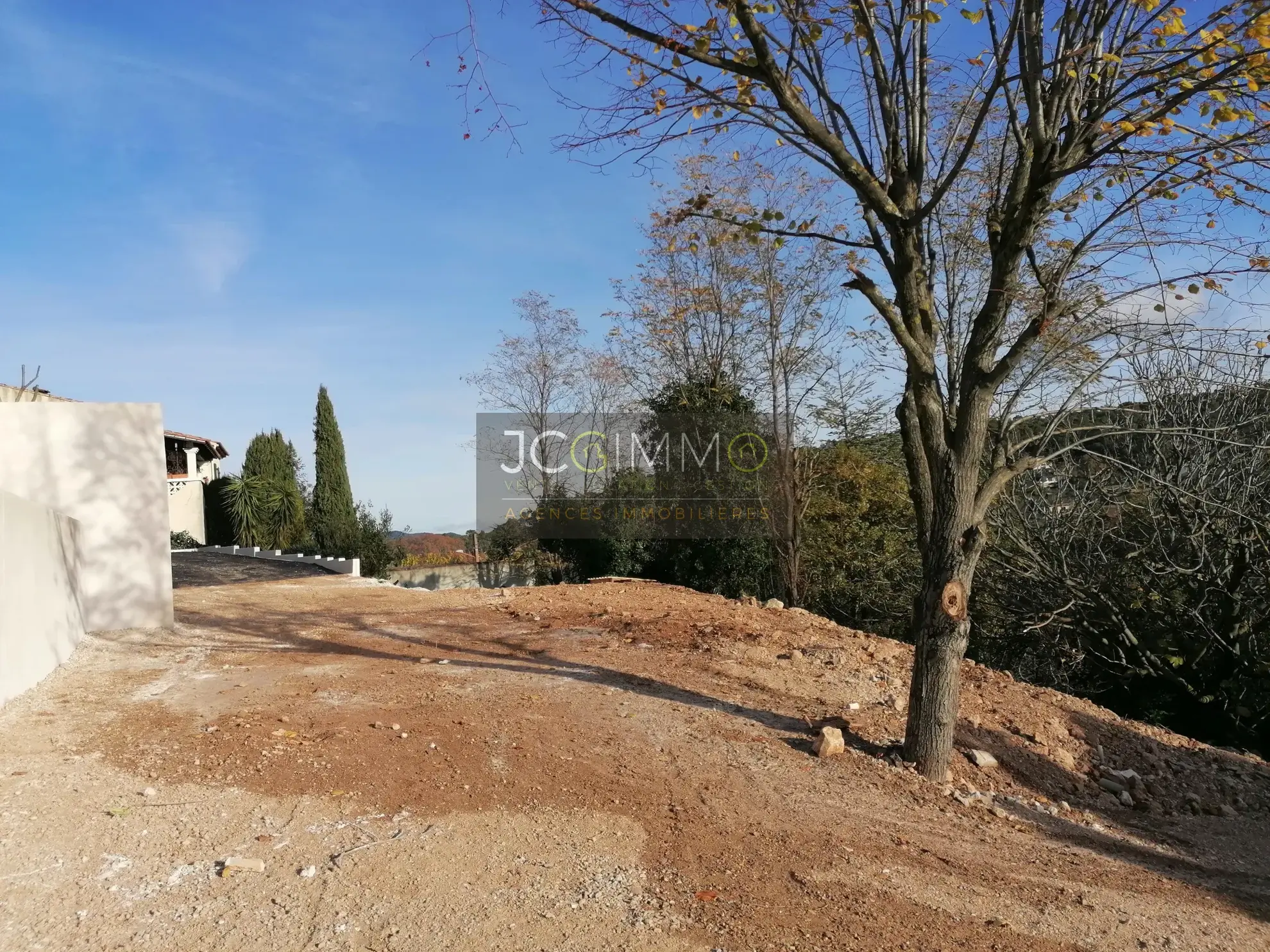 Terrain constructible à Carnoules de 896 m² 