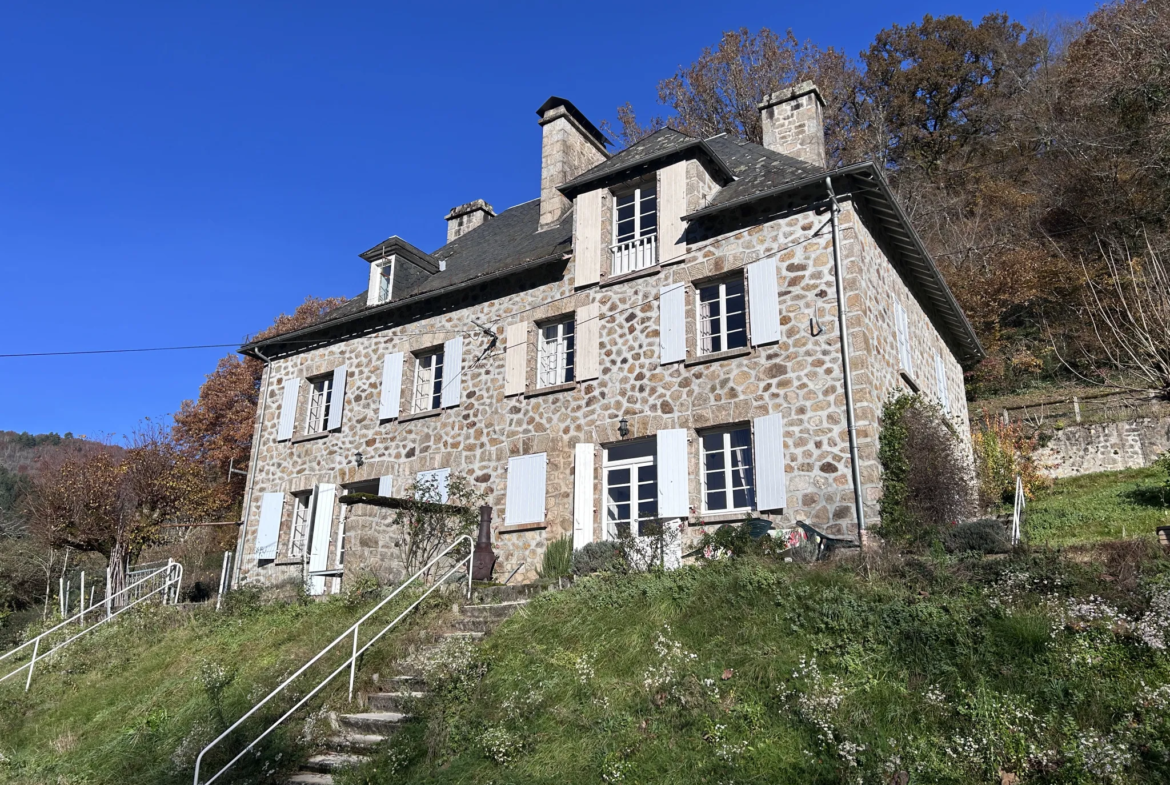 Maison en pierres avec superbe vue à Servières le Château 