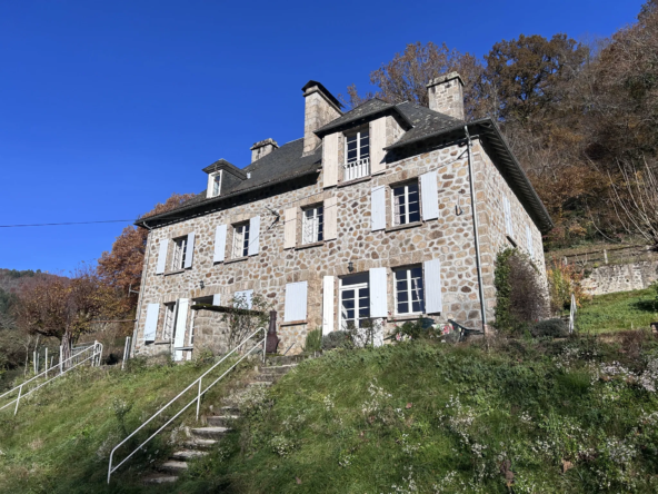 Maison en pierres avec superbe vue à Servières le Château