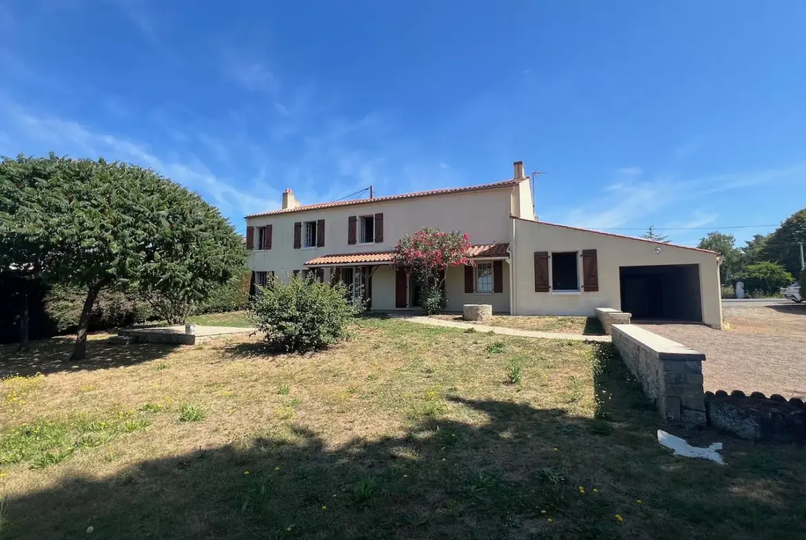 Agréable maison en pierres avec jardin à Sainte Hermine 