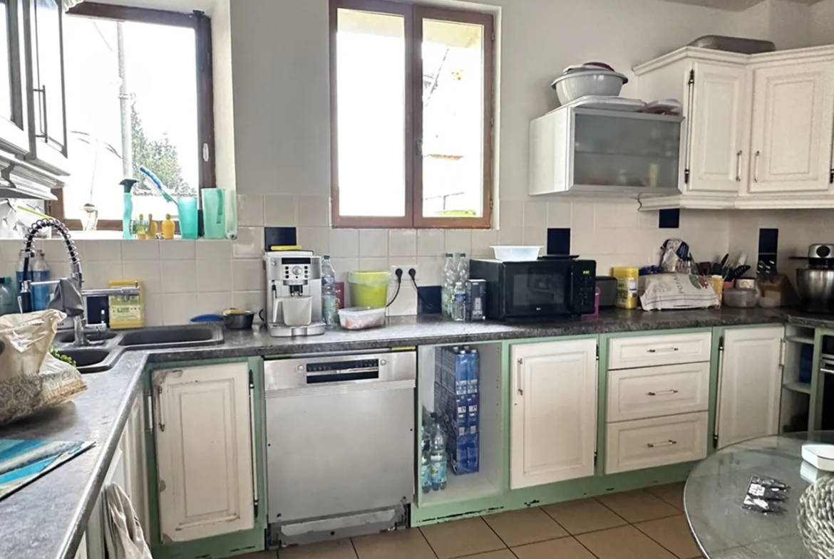 Spacieuse maison villageoise à vendre à Donnemarie Dontilly pour 212000 € 