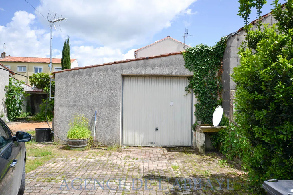 Maison plain pied à Saintes avec studio et garage 