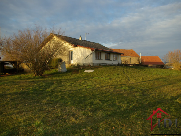 Ensemble immobilier calme avec 6 hectares de terrain à Autrey-les-Gray