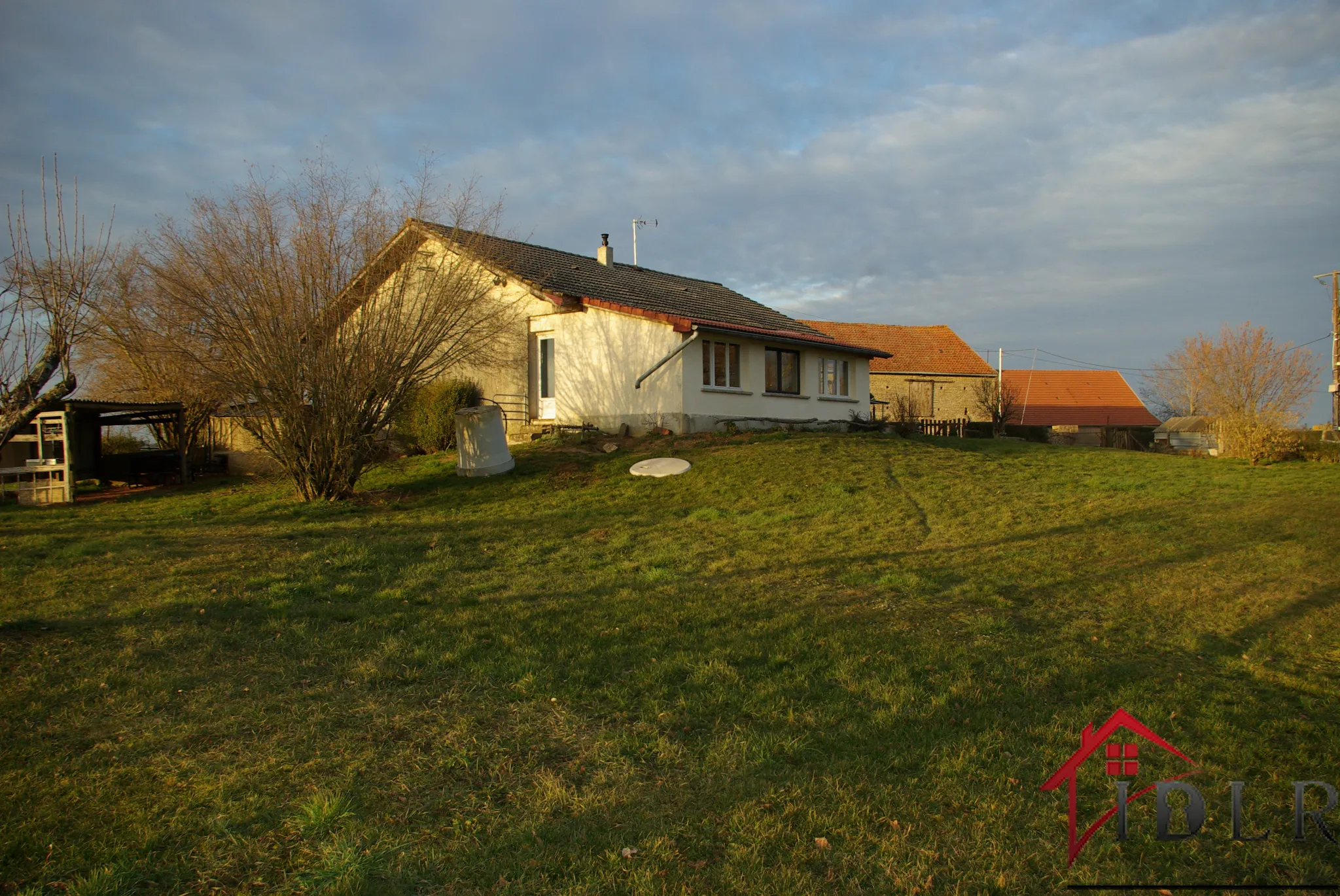 Ensemble immobilier calme avec 6 hectares de terrain à Autrey-les-Gray 