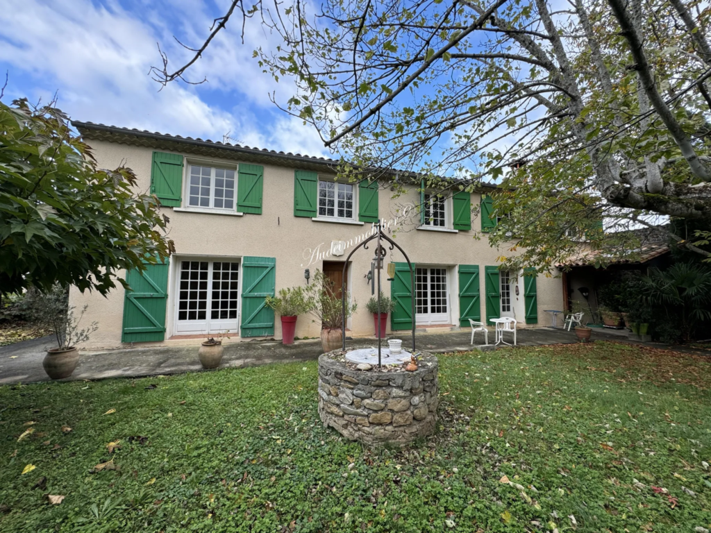 Charmante maison avec jardin et garages à Quillan