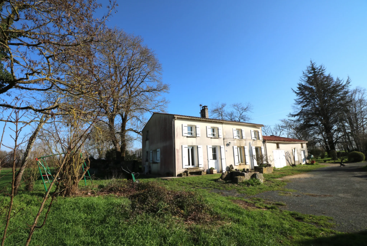 Maison 3 chambres à vendre à Saint-Savinien avec jardin et garage 