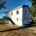 Maison de 3 chambres sur étage avec garage sur environ 8000 m² à Leguillac de l'Auche