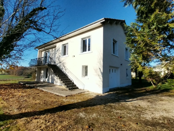 Maison de 3 chambres sur étage avec garage sur environ 8000 m² à Leguillac de l'Auche