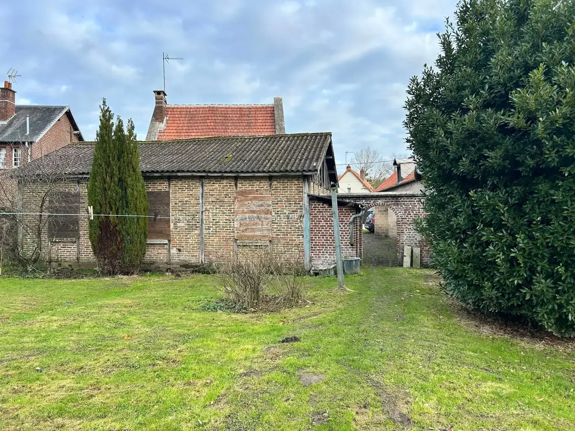 Maison individuelle rénovée à Abbeville avec jardin et dépendances 