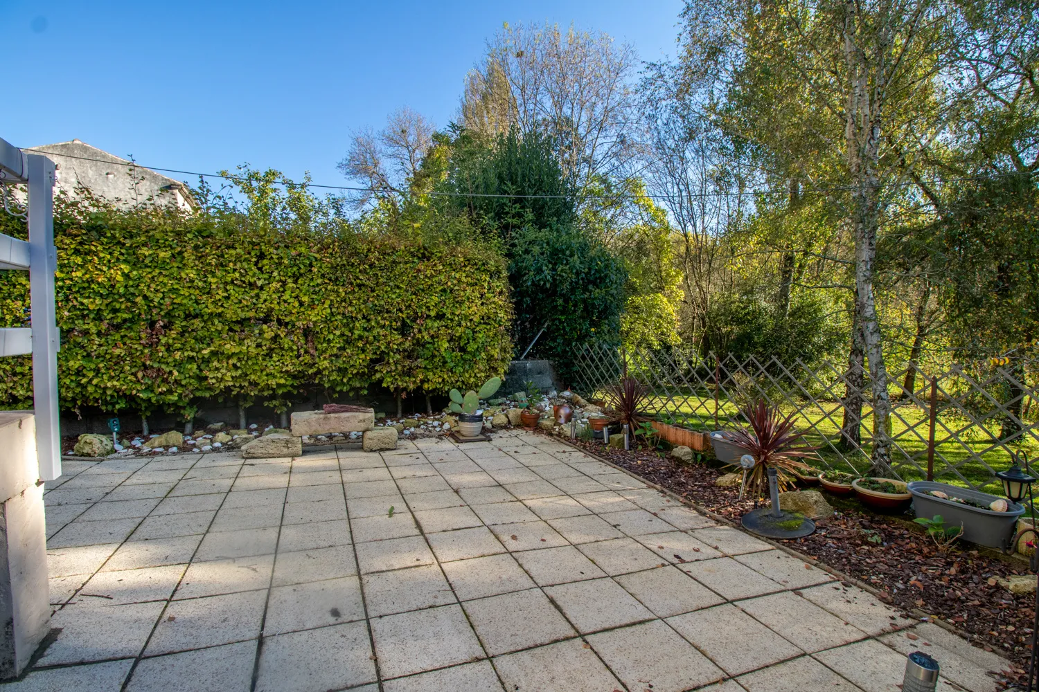 Maison ancienne de 85 m² à Saint-Savinien avec cour et grotte 