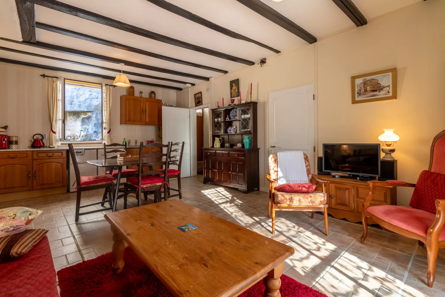 Maison ancienne de 85 m² à Saint-Savinien avec cour et grotte 