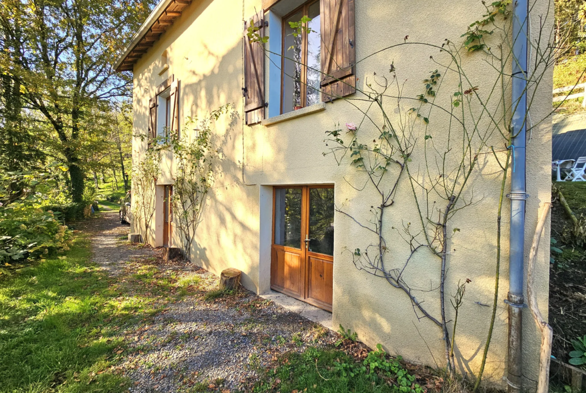 Charmante maison d'habitation à vendre avec grand terrain arboré de 9330 m² à Aubin 