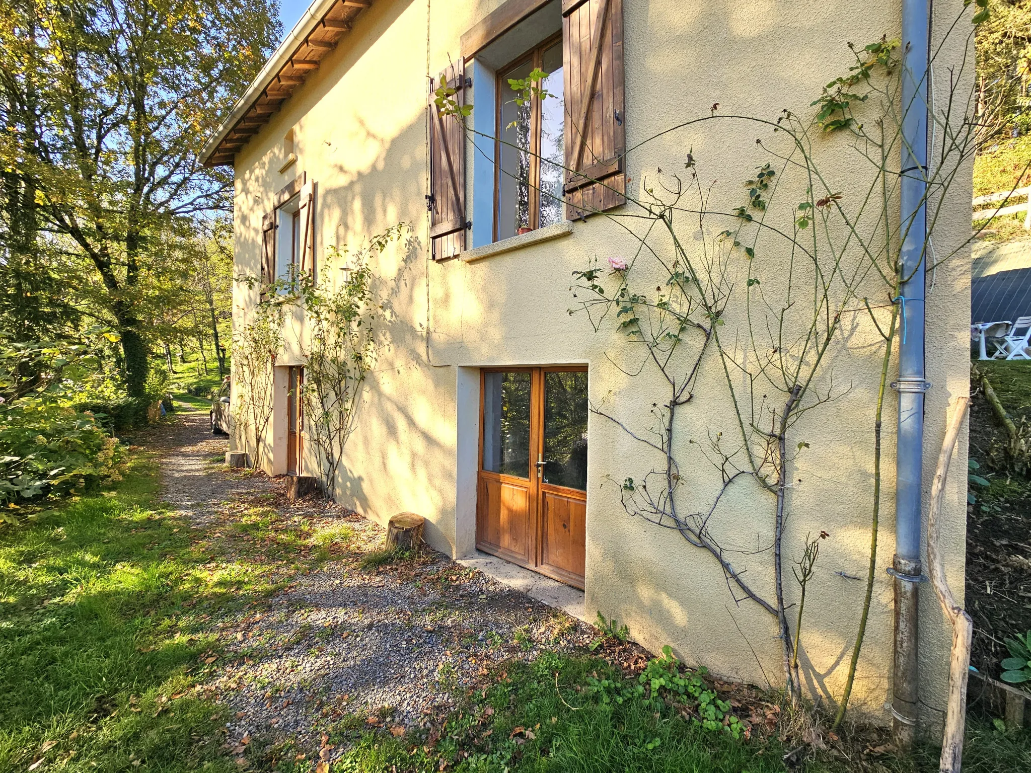 Charmante maison d'habitation à vendre avec grand terrain arboré de 9330 m² à Aubin 