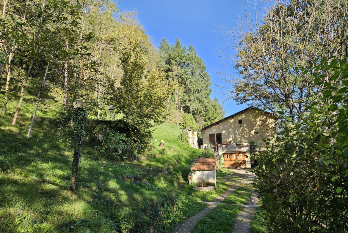 Charmante maison d'habitation à vendre avec grand terrain arboré de 9330 m² à Aubin 