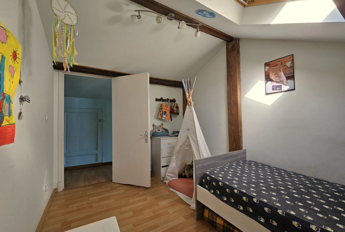 Charmante maison d'habitation à vendre avec grand terrain arboré de 9330 m² à Aubin 