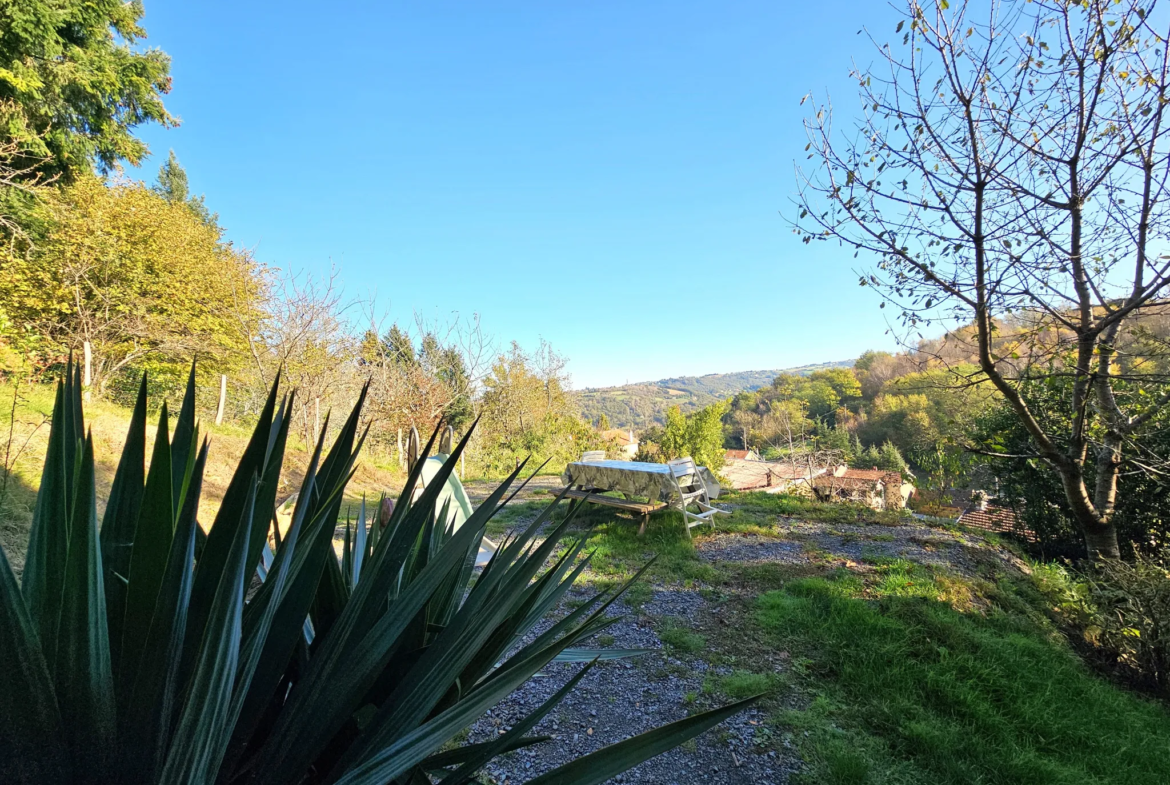 Charmante maison d'habitation à vendre avec grand terrain arboré de 9330 m² à Aubin 