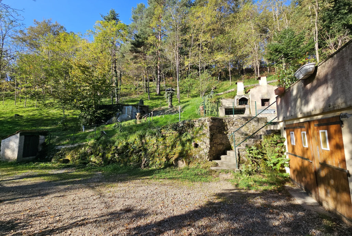 Charmante maison d'habitation à vendre avec grand terrain arboré de 9330 m² à Aubin 